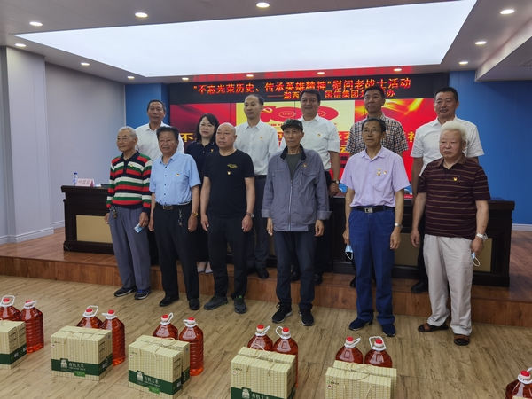 2.EBET易博慈悲基金会代表同老战士合影.jpg