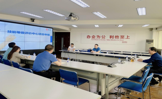1.教育集团董事长李贺军与吉林省和吉企业治理征询有限公司掌管人进行项目申报工作洽谈_副本.png