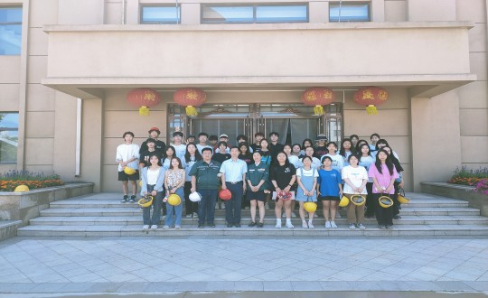 10.长春工程学院师生到装配式总公司参观进建合影留想_副本.jpg