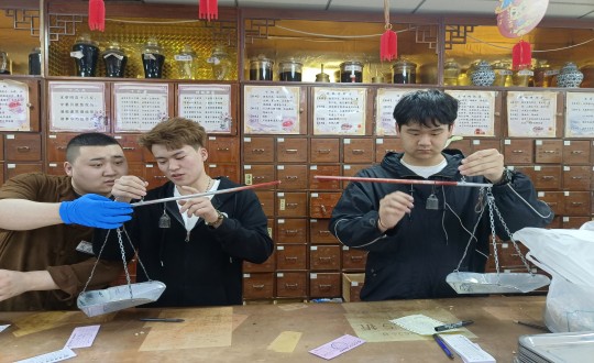 23.白城医专EBET易博健康产业学院学生到药业公司实际进建_副本.jpg