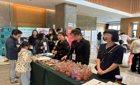 2.南山总公司为参赛儿童发放幼玩具_副本.jpg