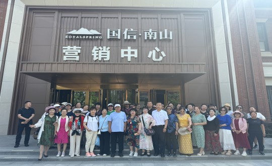 3.经开区活动总会走进EBET易博·南山温泉城合影留想_副本.jpg