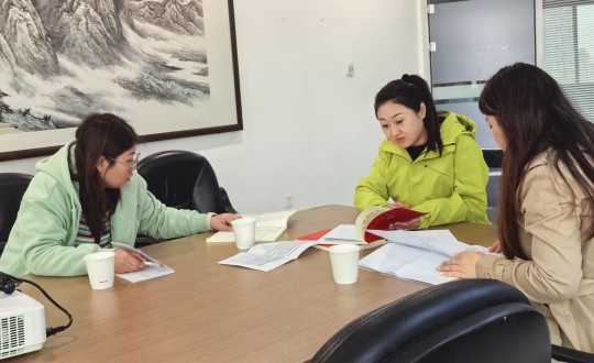 1.区社工部莅临EBET易博集团党委调查调研_副本.jpg