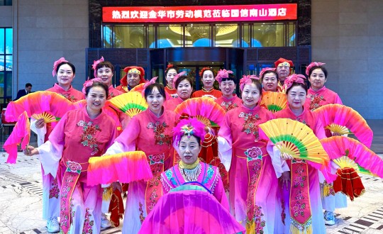 17.酒店公司组织策动秧歌迎宾典礼_副本.jpg