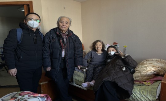 10.健康产业集团居家服务事业部同事与吴奶奶合影留想_副本.jpg