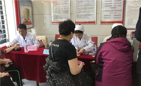 12.药业公司结合农商银前进行义诊活动_副本.jpg